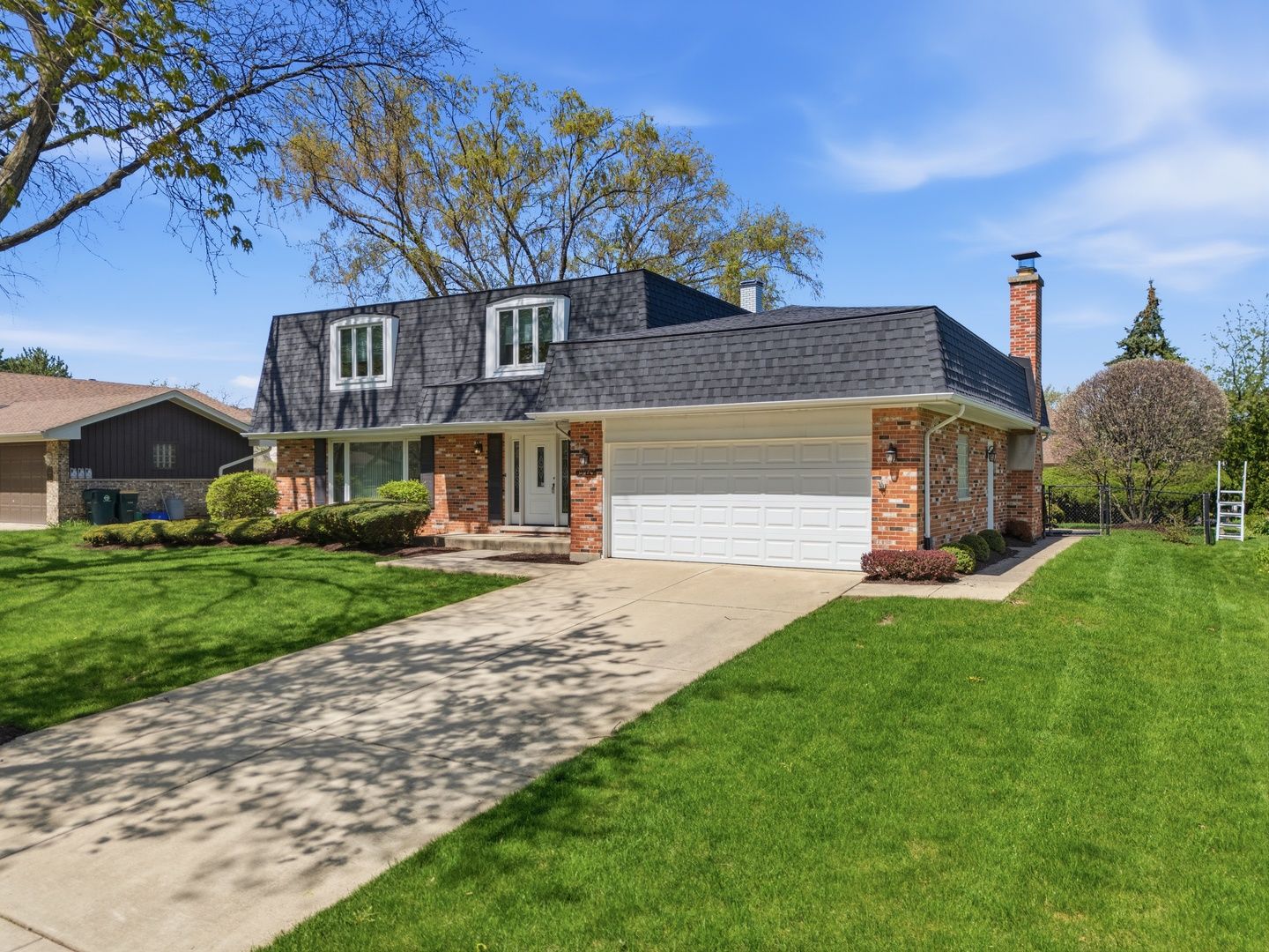 18W276 Holly Avenue — Darien, IL 60561