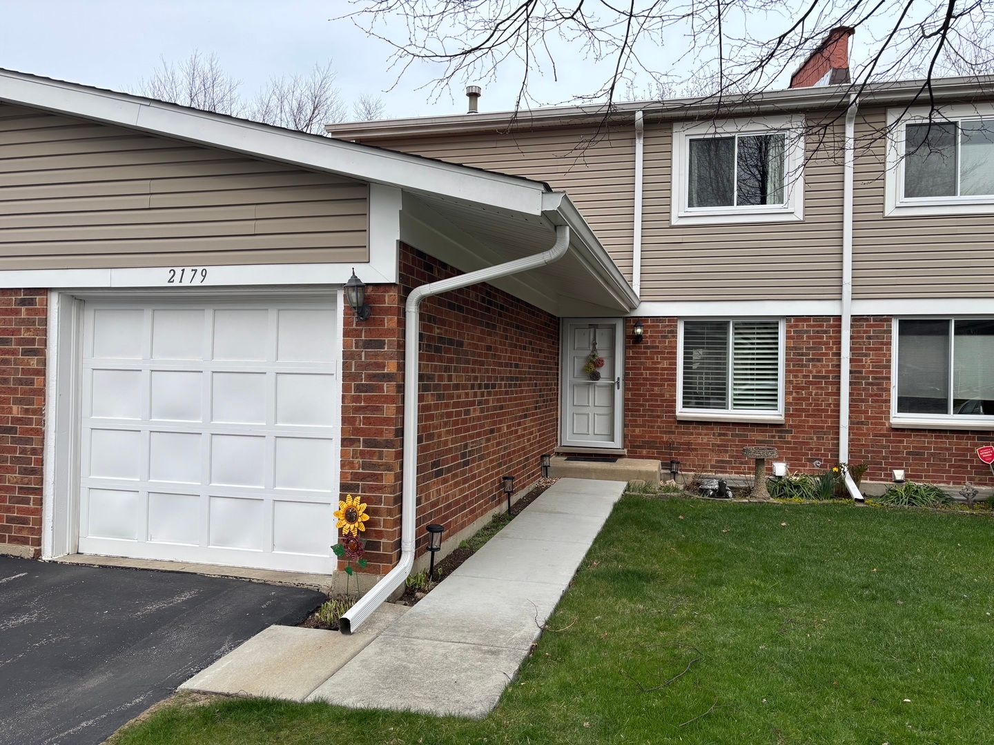 2179 N Queensburg Lane — Palatine, IL 60074