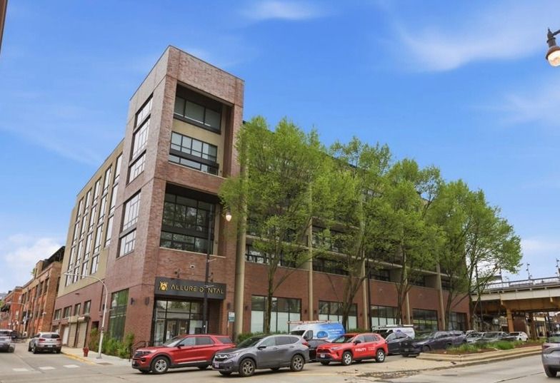 3946 Ravenswood Avenue, Chicago, IL 60613