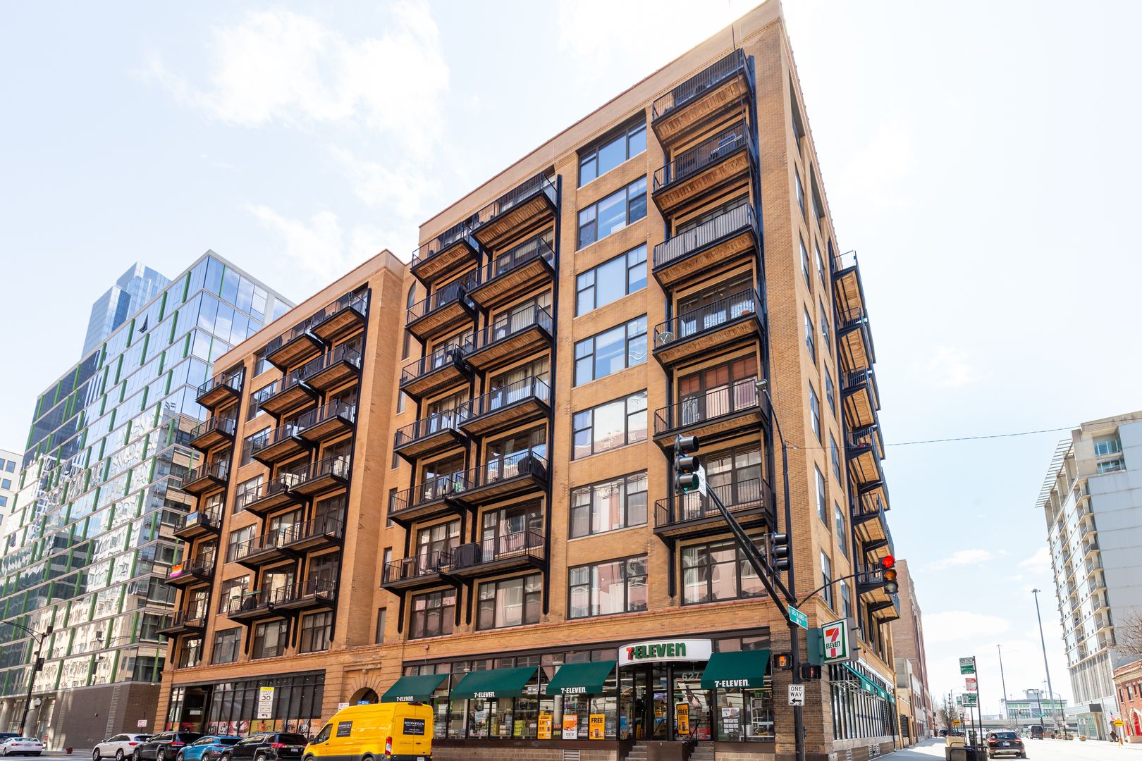 625 W Jackson Boulevard #402 — Chicago, IL 60661