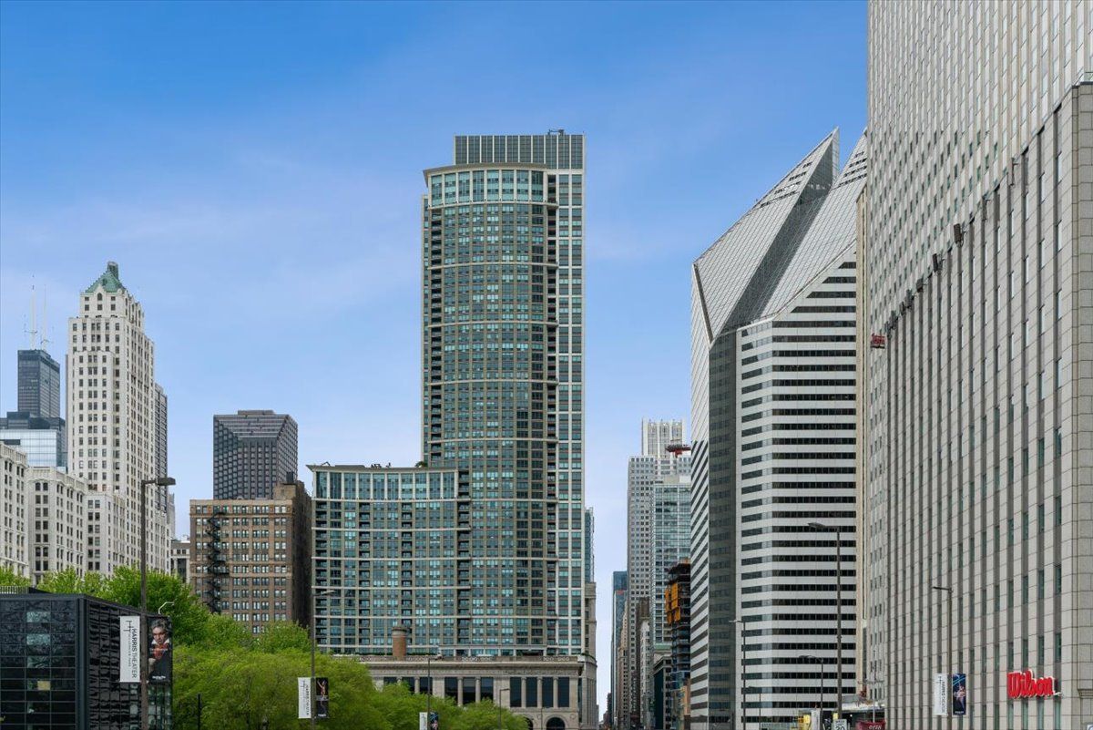 130 N GARLAND Court #3702 — Chicago, IL 60602