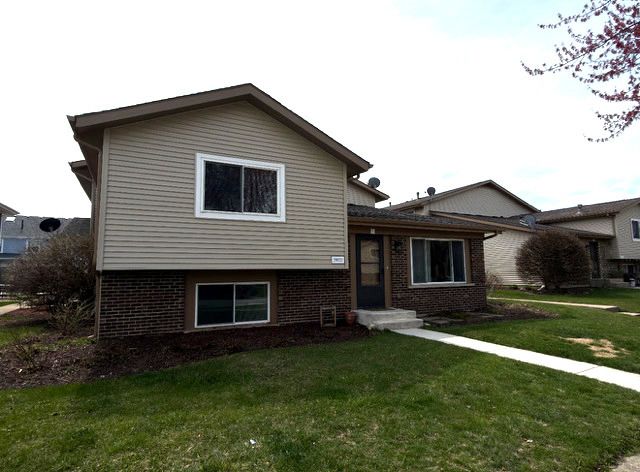 29W523 Winchester Circle #1 — Warrenville, IL 60555