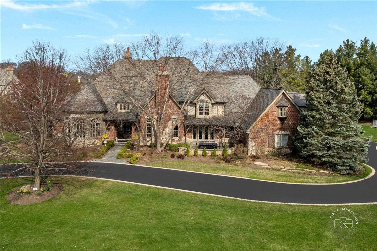 36W442 Hunters Gate Road, St. Charles, IL 60175