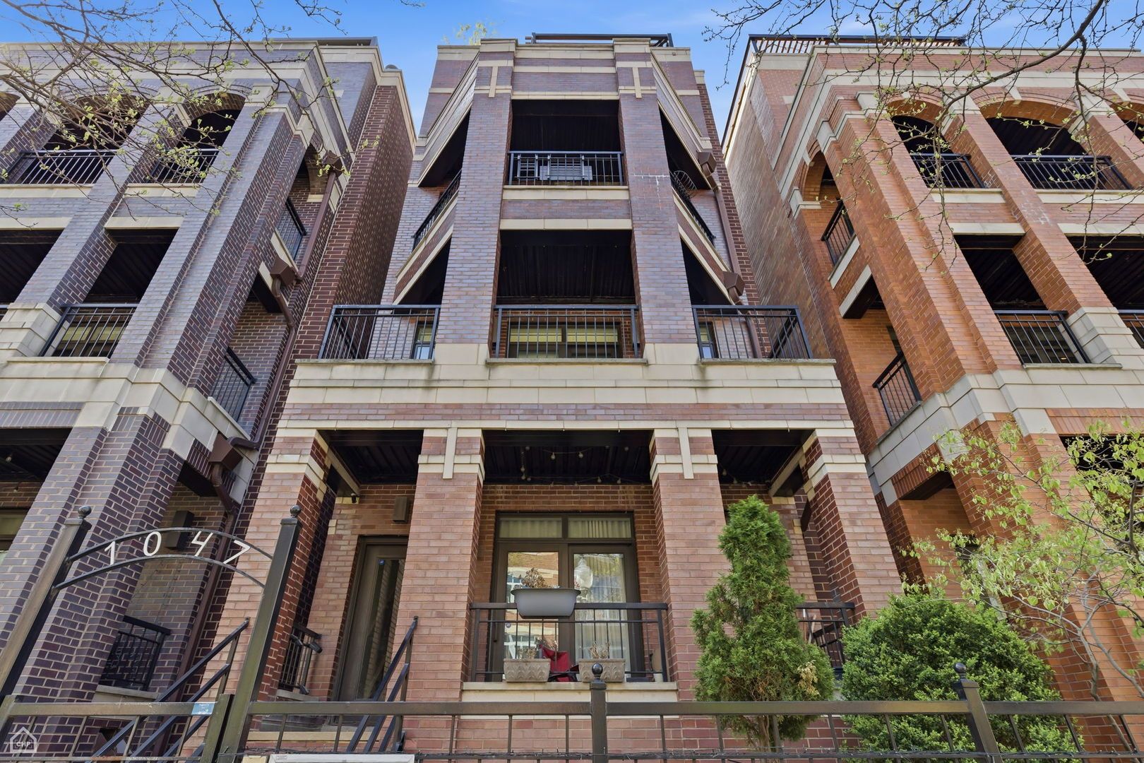 1047 Monroe Street — Chicago, IL 60607