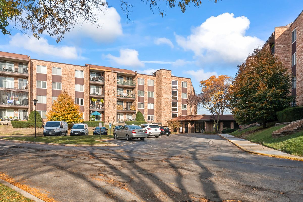 502 Huntington Commons Road, Mount Prospect, IL 60056
