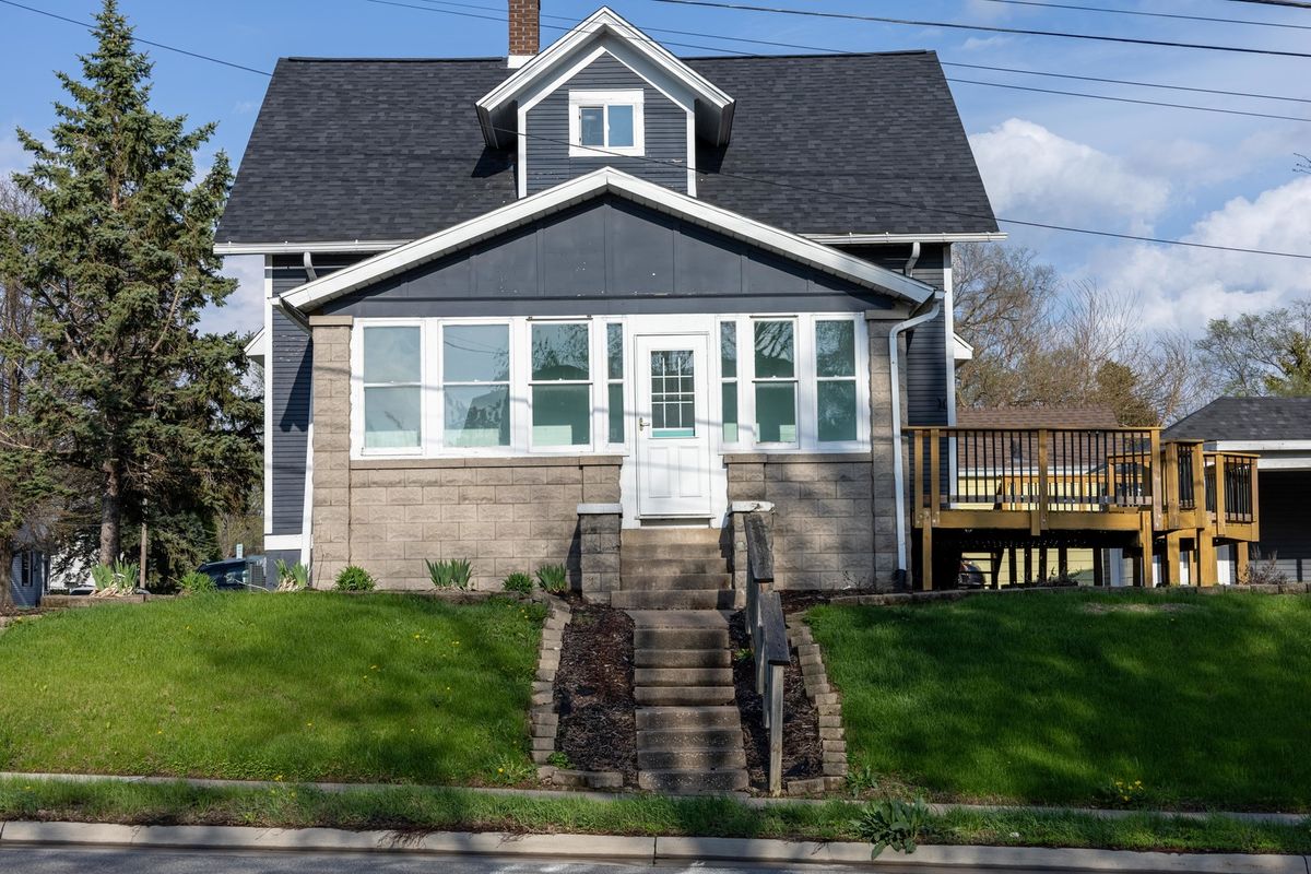 1527 Division Street, Davenport, IA 52804