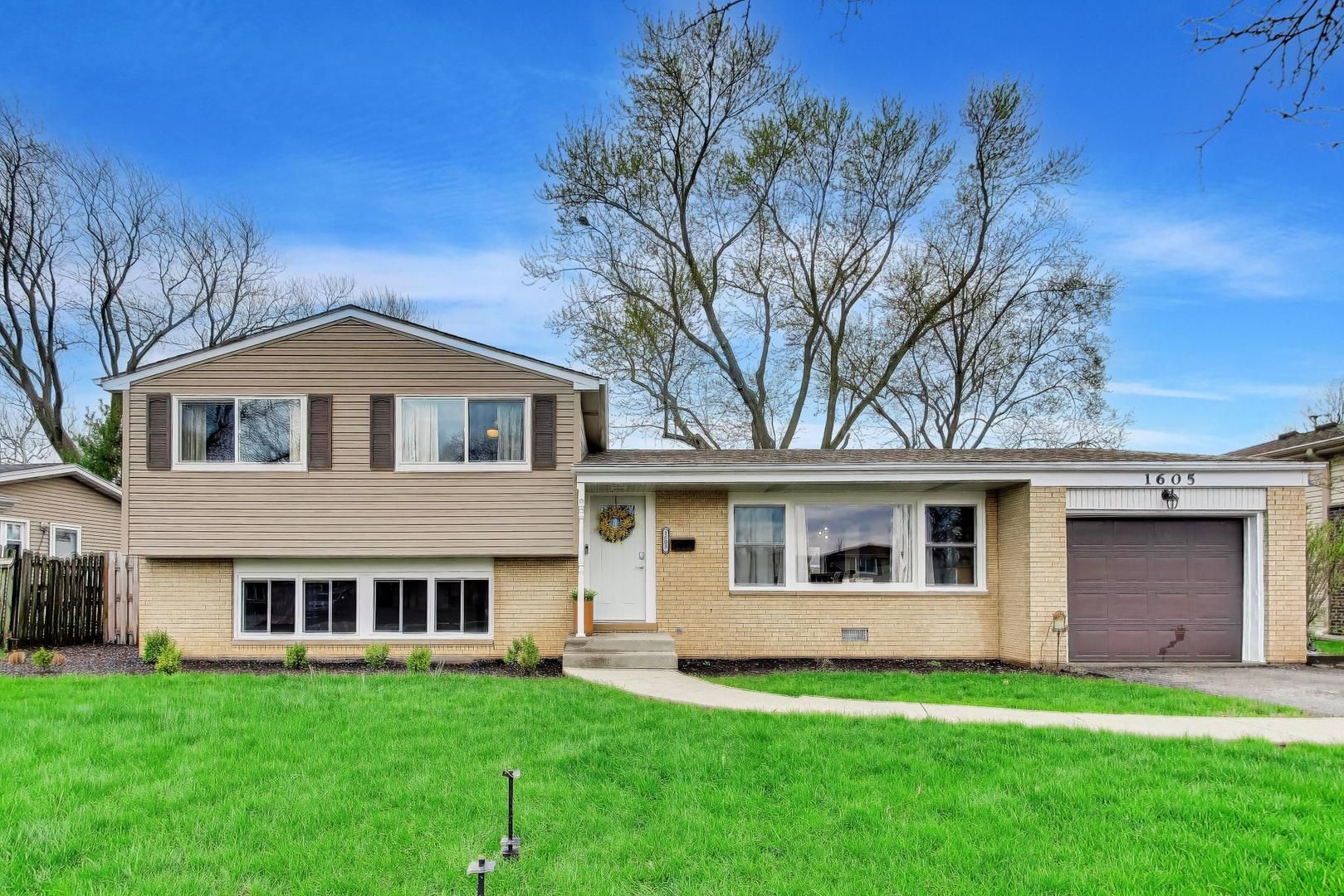 1605 W Lexington Drive — Arlington Heights, IL 60004