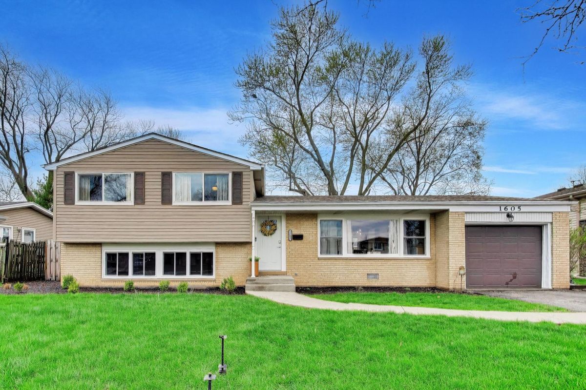 1605 Lexington Drive, Arlington Heights, IL 60004
