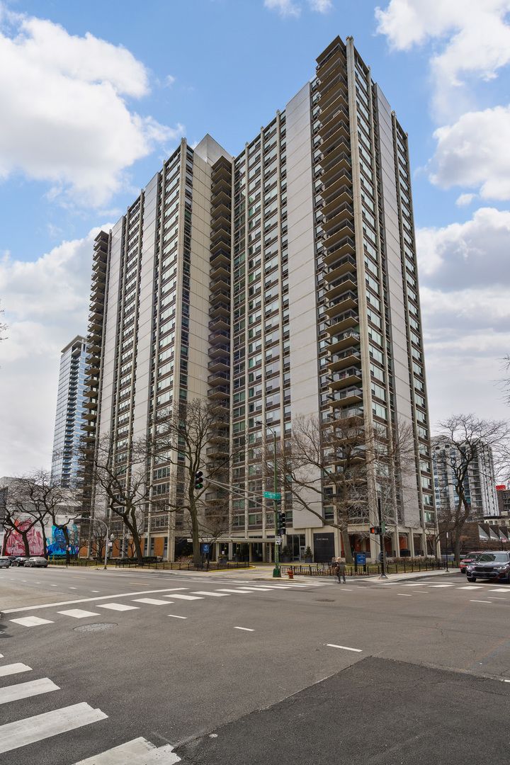 1255 N Sandburg Terrace #1207E — Chicago, IL 60610
