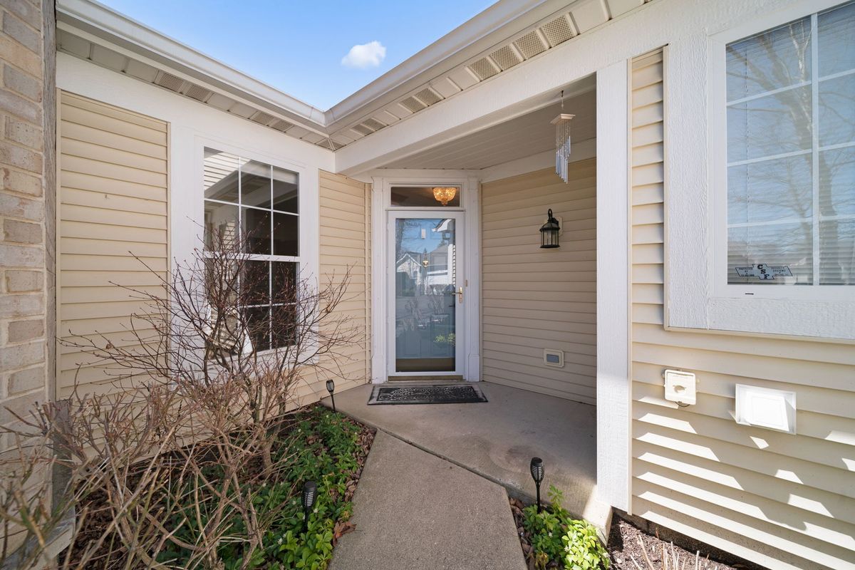 2370 Carillon Drive, Grayslake, IL 60030