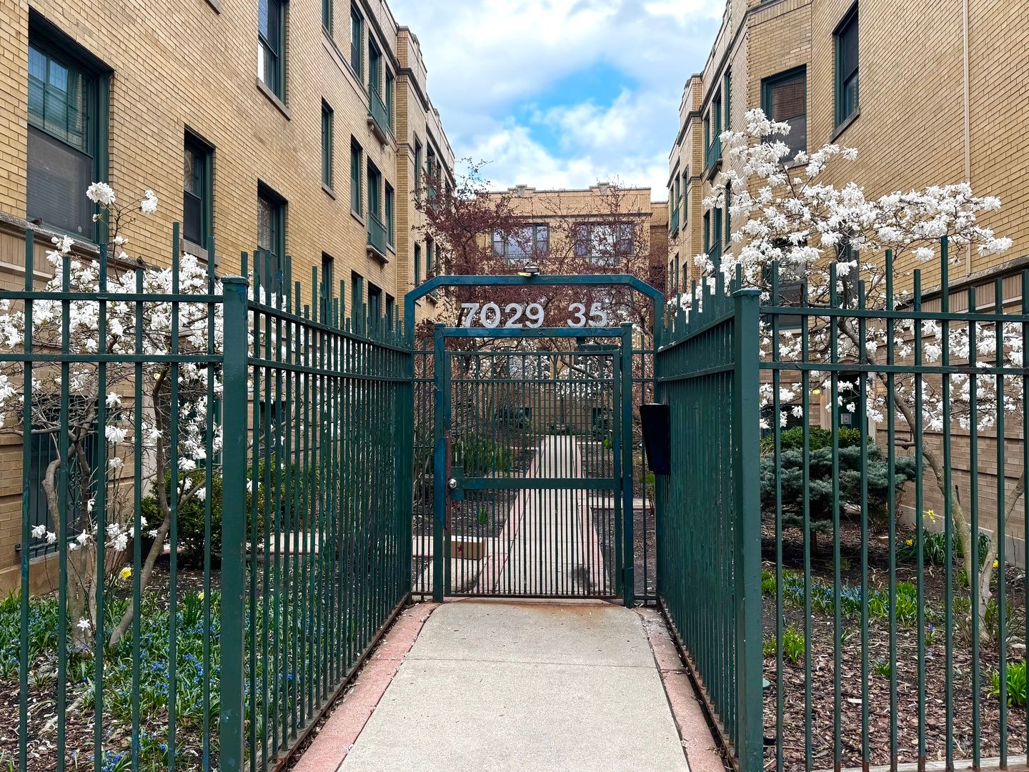 7031 N Sheridan Road #2E — Chicago, IL 60626