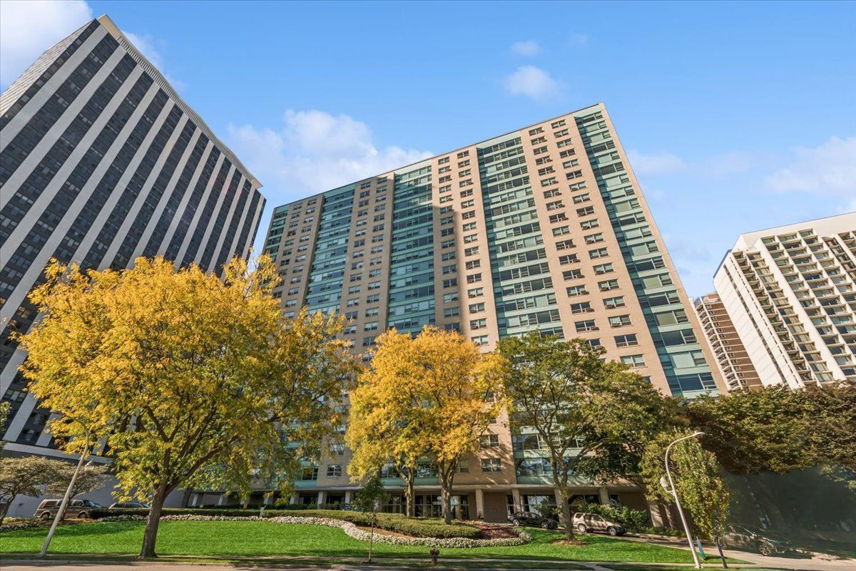 3180 Lake Shore Drive — Chicago, IL 60657