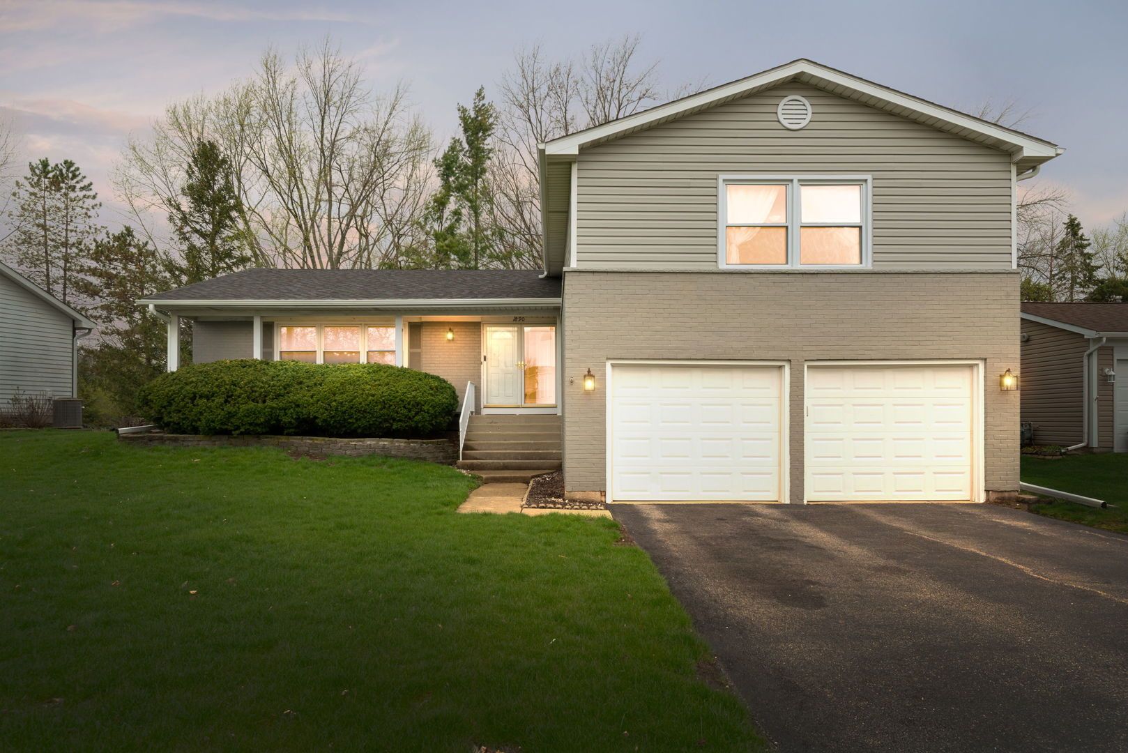 1890 Shorewood Drive W — Hoffman Estates, IL 60192