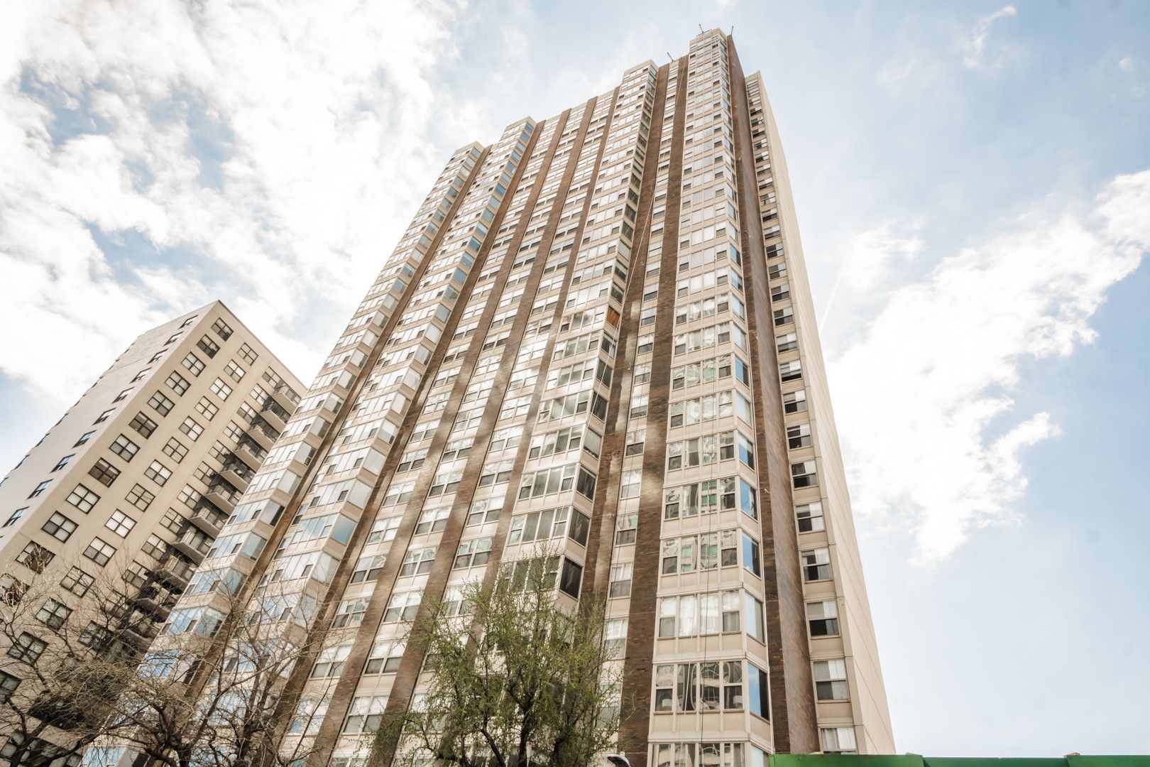 525 W Hawthorne Place #2706 — Chicago, IL 60657