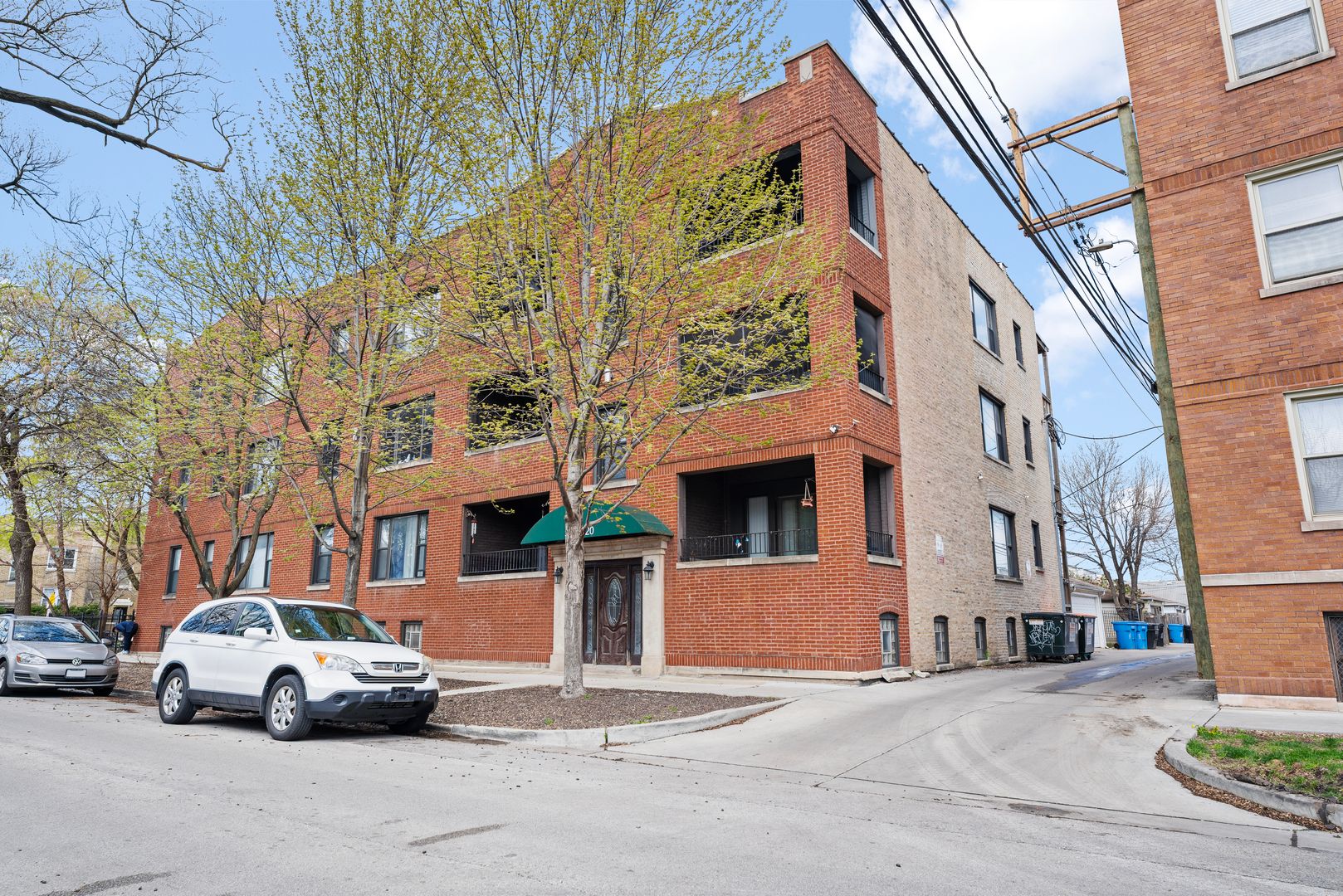 3918 W Roscoe Street #2 — Chicago, IL 60618