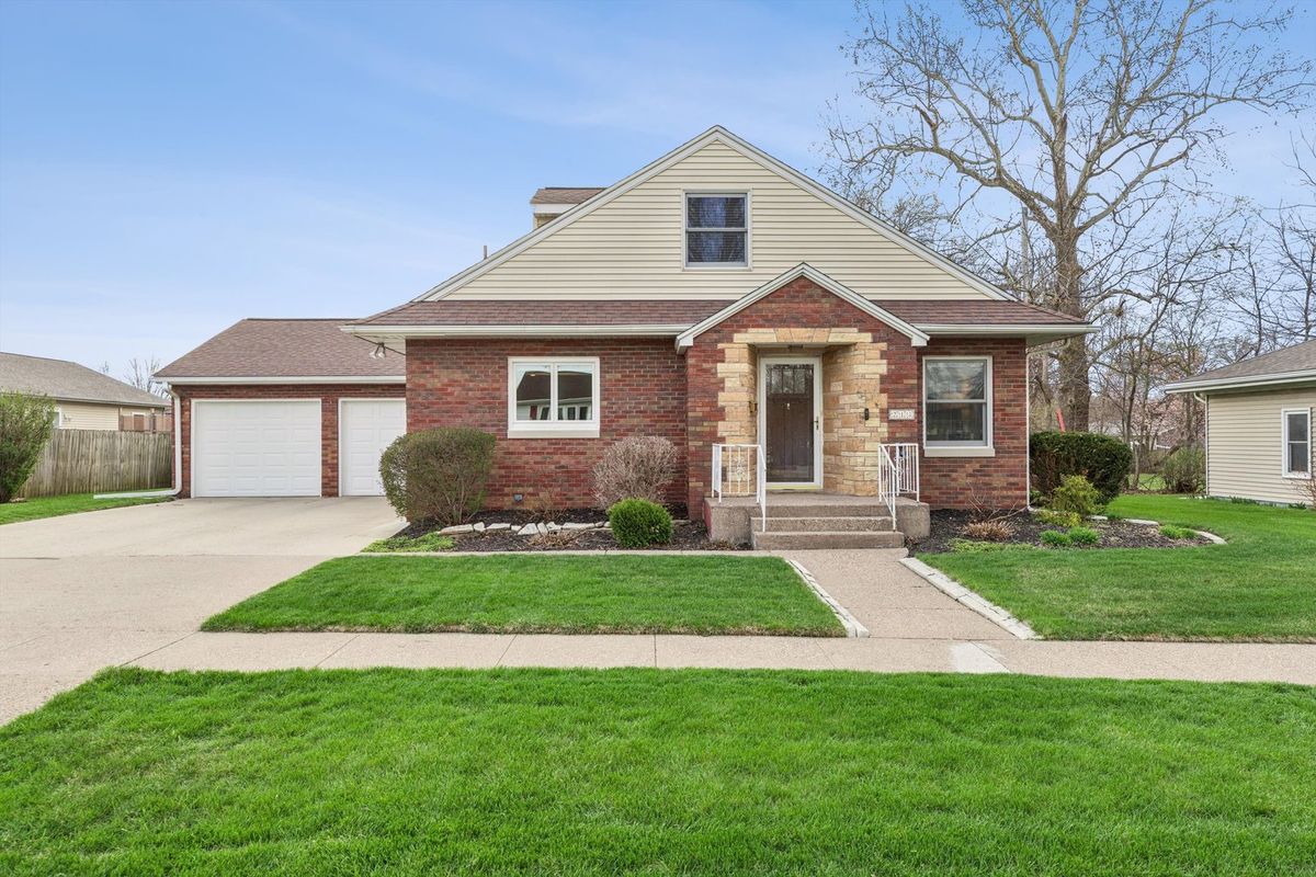 213 8th Avenue, Dewitt, IA 52742