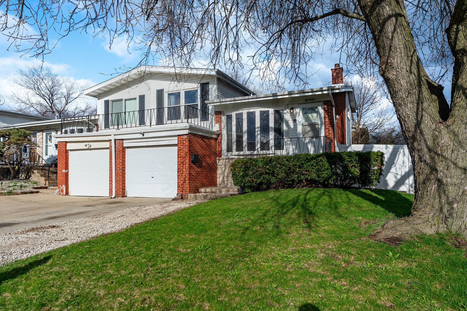 8945 ROBIN Drive — Des Plaines, IL 60016