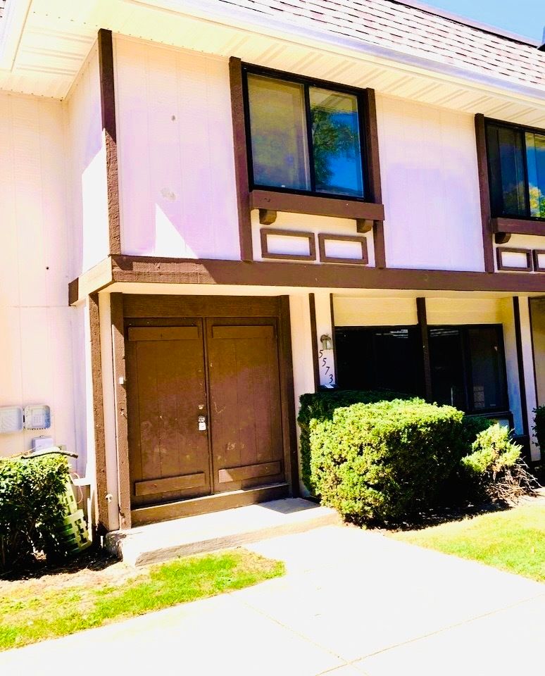 5573 Court F — Hanover Park, IL 60133