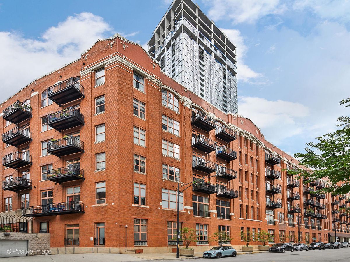 360 Illinois Street, Chicago, IL 60654