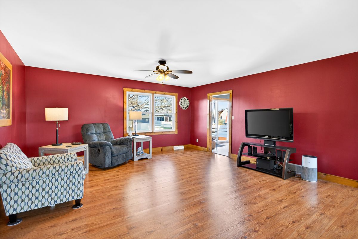 122 Park Avenue, Charlotte, IA 52731