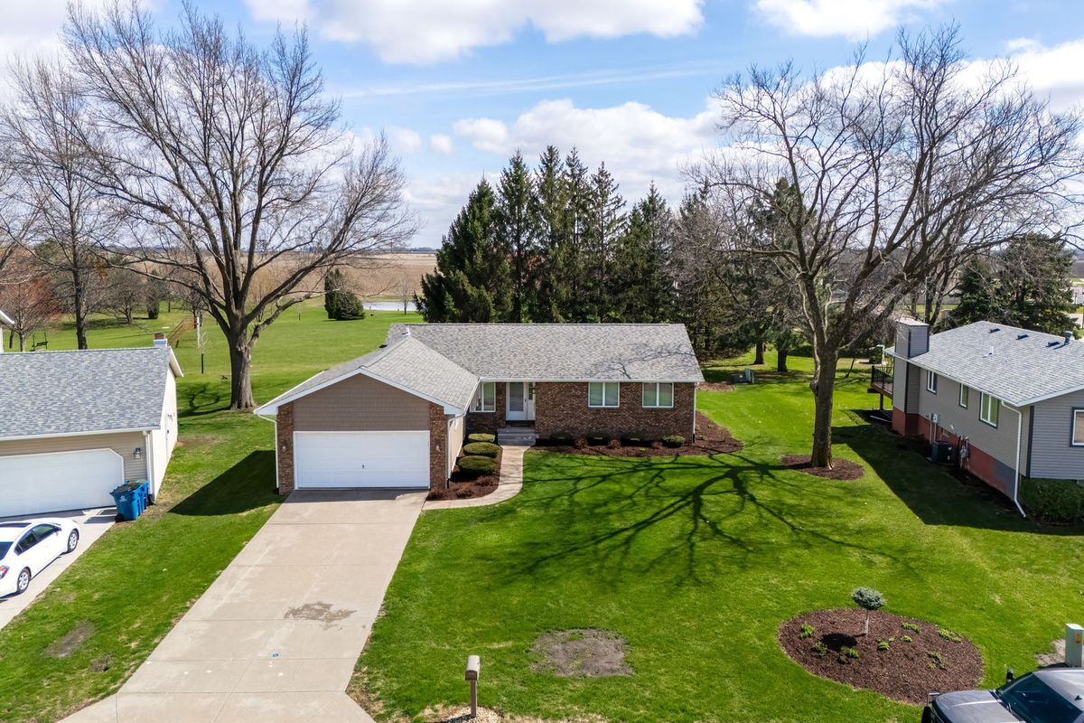 309 Brownlie Lane, Long Grove, IA 52756