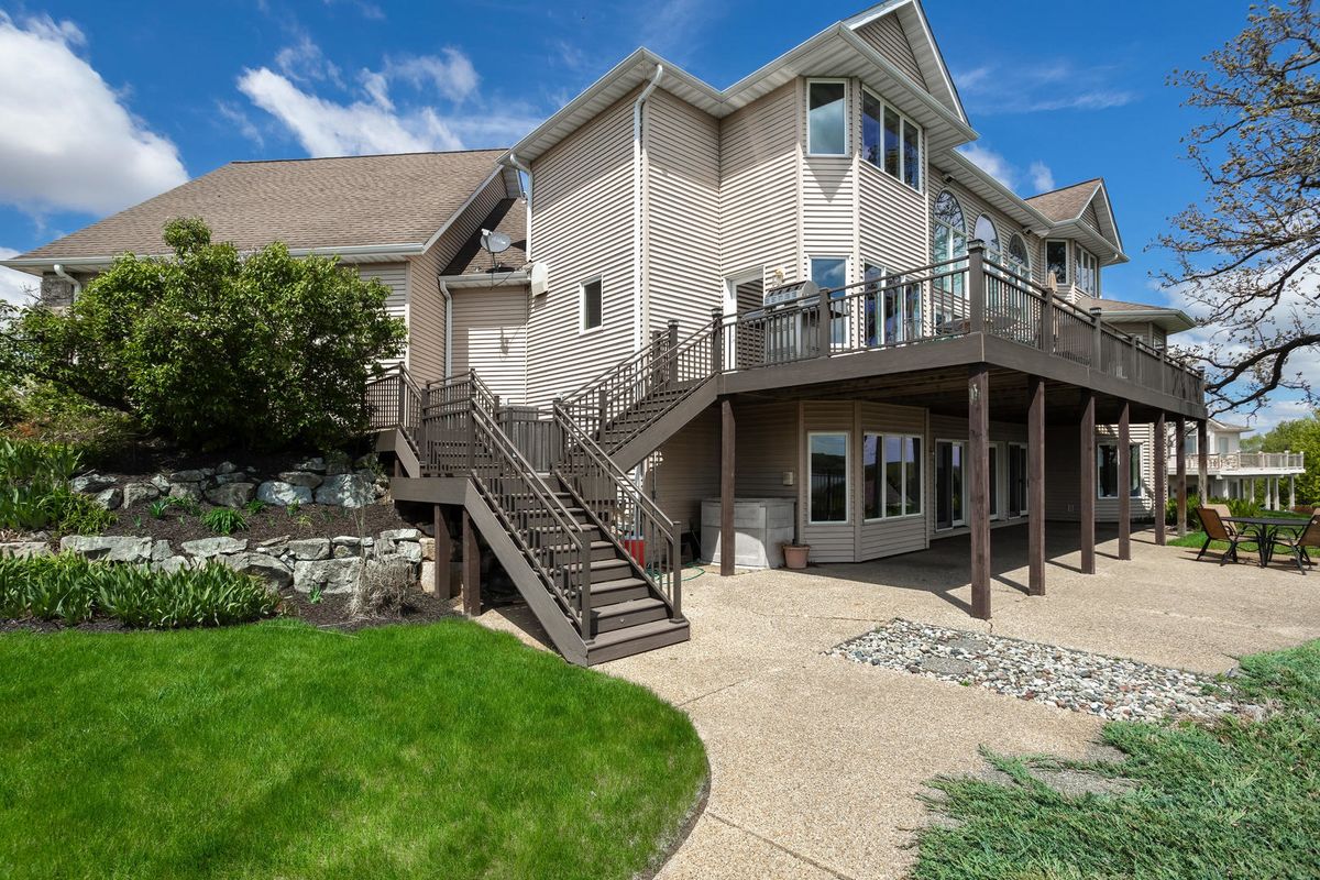 23801 281st Avenue, Leclaire, IA 52753