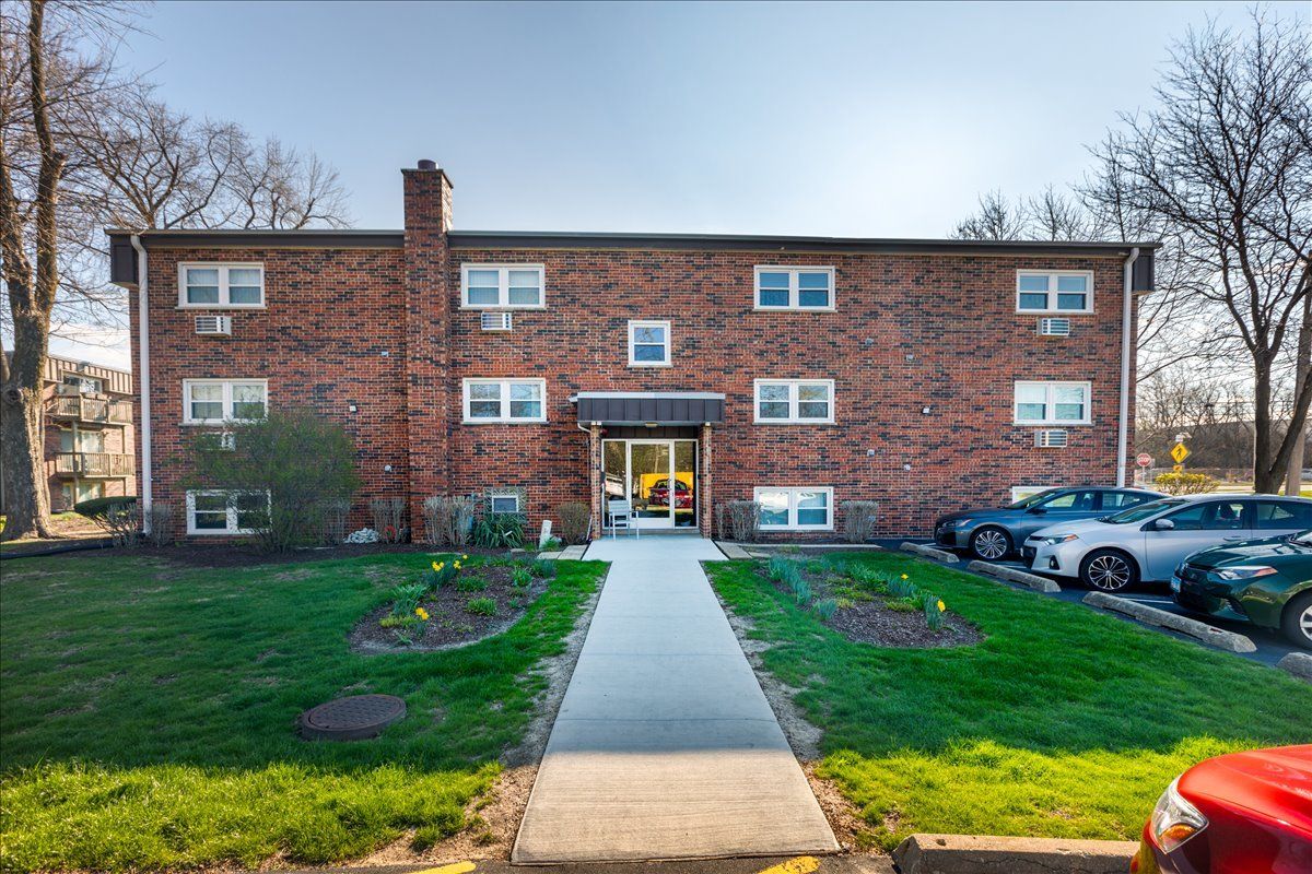 5740 East Avenue #2F — Countryside, IL 60525