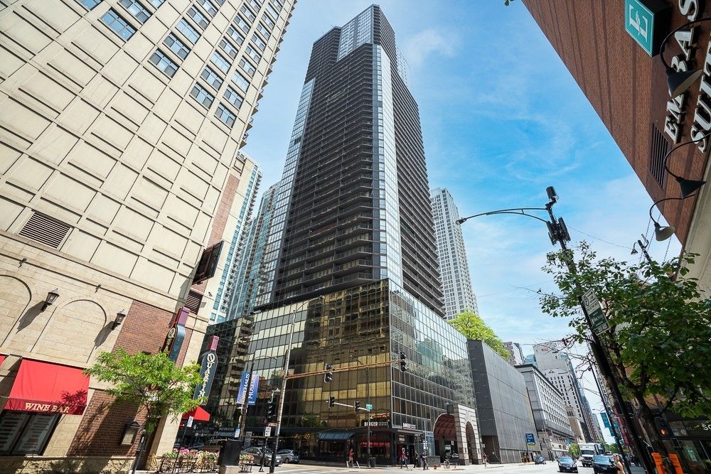 10 Ontario Street — Chicago, IL 60611