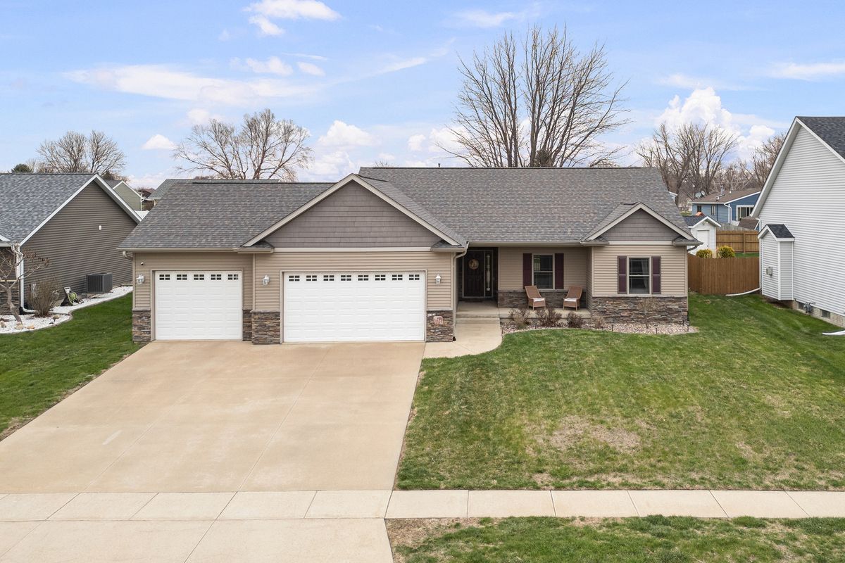 510 Pinehurst Drive, Eldridge, IA 52748