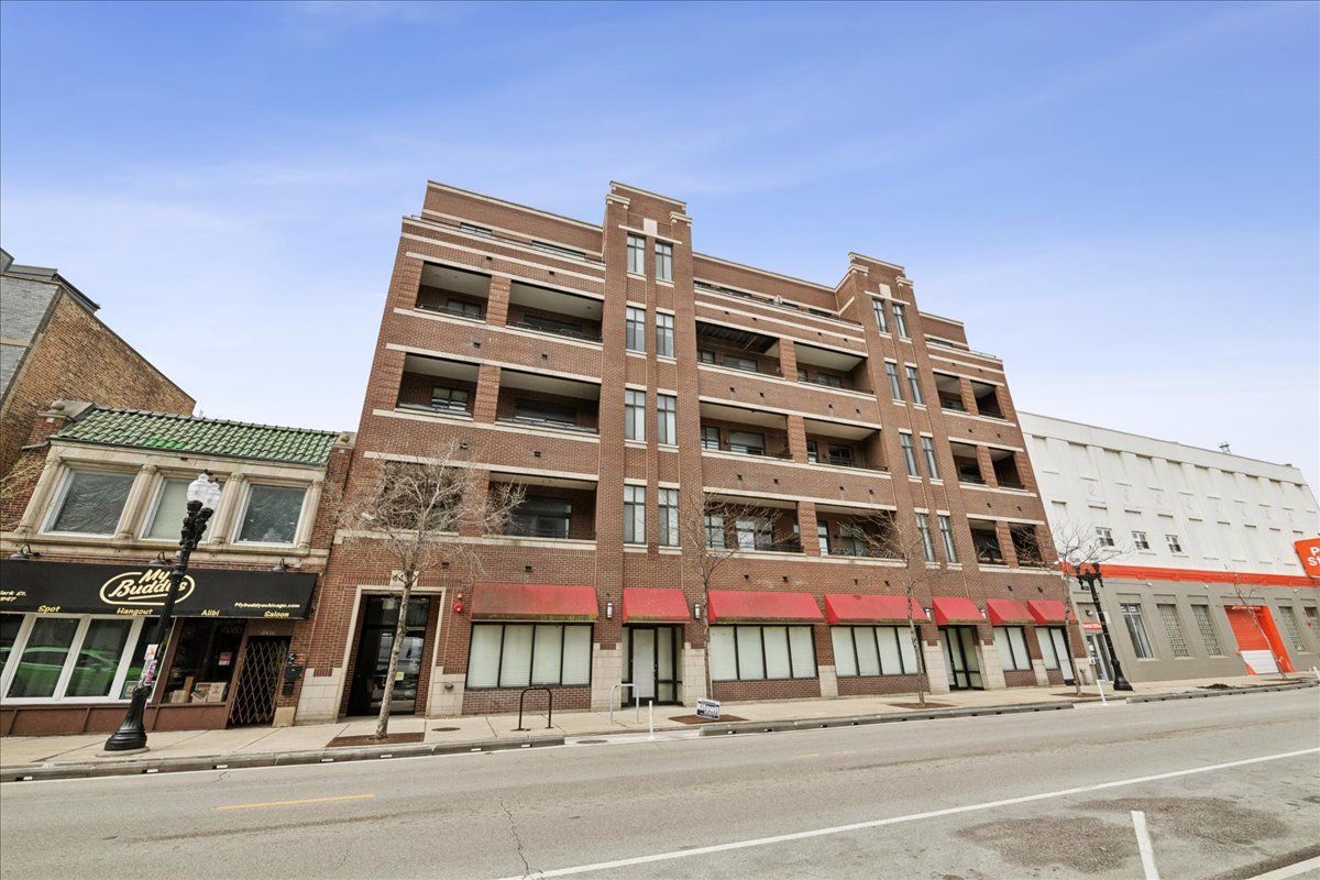 4420 N CLARK Street #302 — Chicago, IL 60640