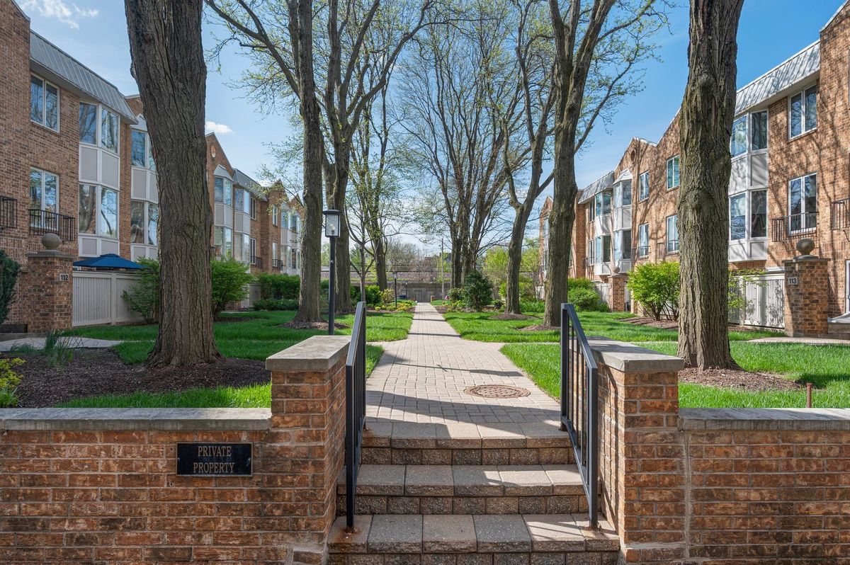 110 Bishop Quarter Lane, Oak Park, IL 60302
