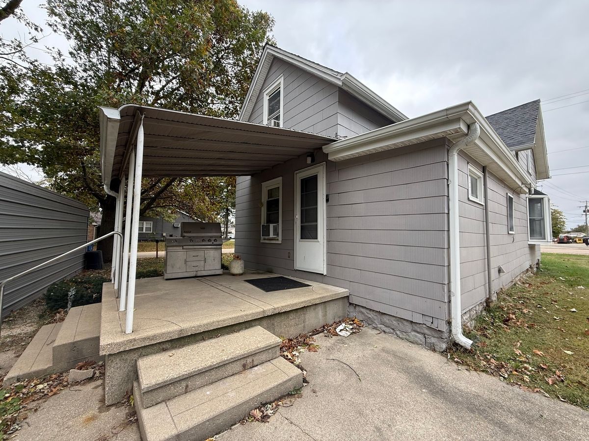 1 E Main Street, Amboy, IL 61310