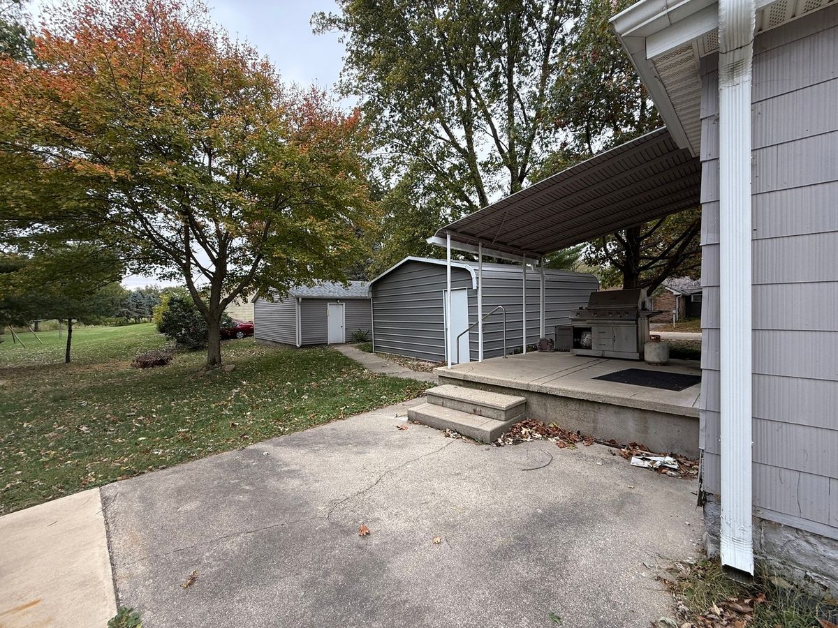 1 E Main Street, Amboy, IL 61310