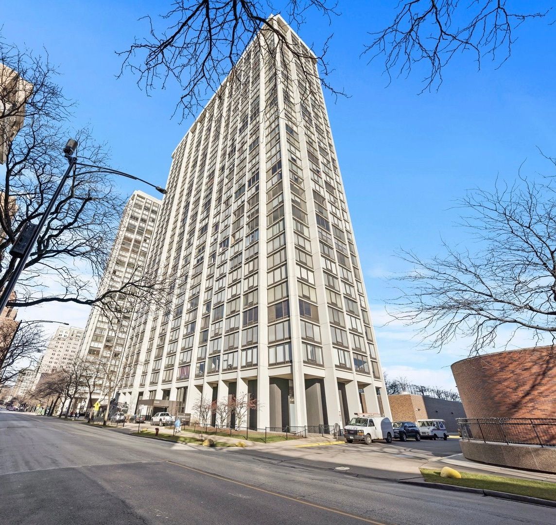 5445 N Sheridan Road #2702 — Chicago, IL 60640