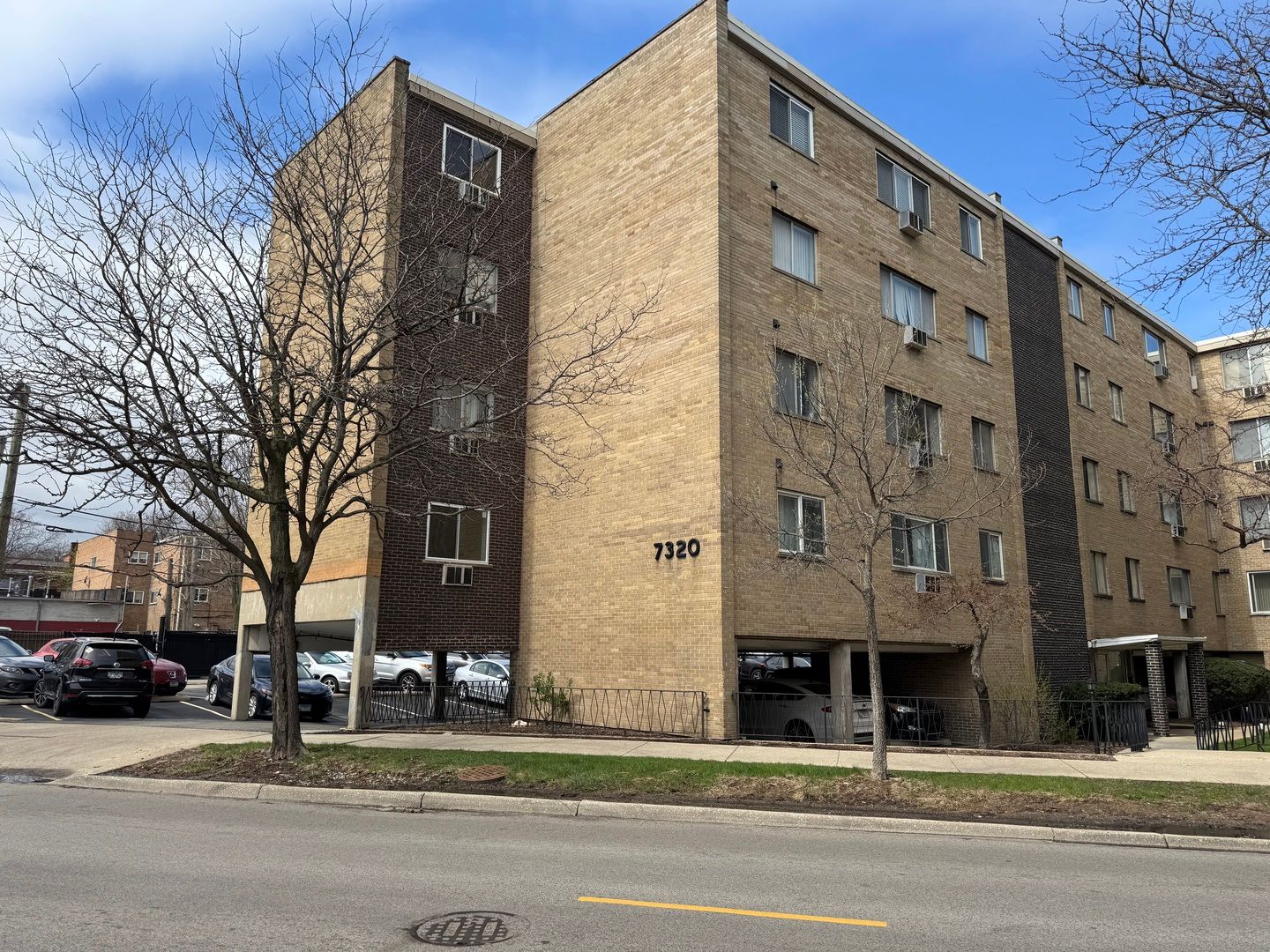 7320 N ROGERS Avenue #215 — Chicago, IL 60626