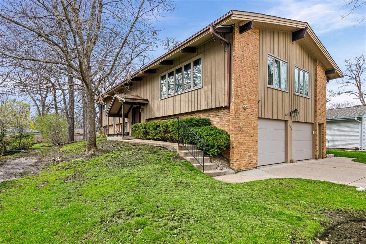 2374 N Westwood Lane — Palatine, IL 60074