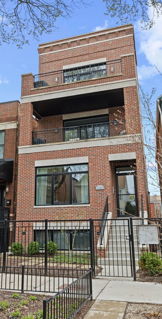 1731 W Melrose Avenue #1 — Chicago, IL 60657