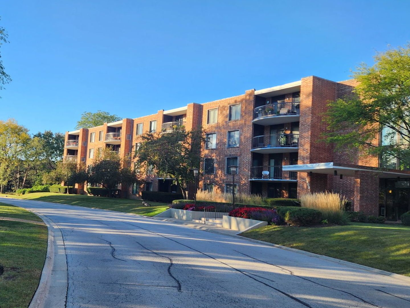 1605 E Central Road #410B — Arlington Heights, IL 60005
