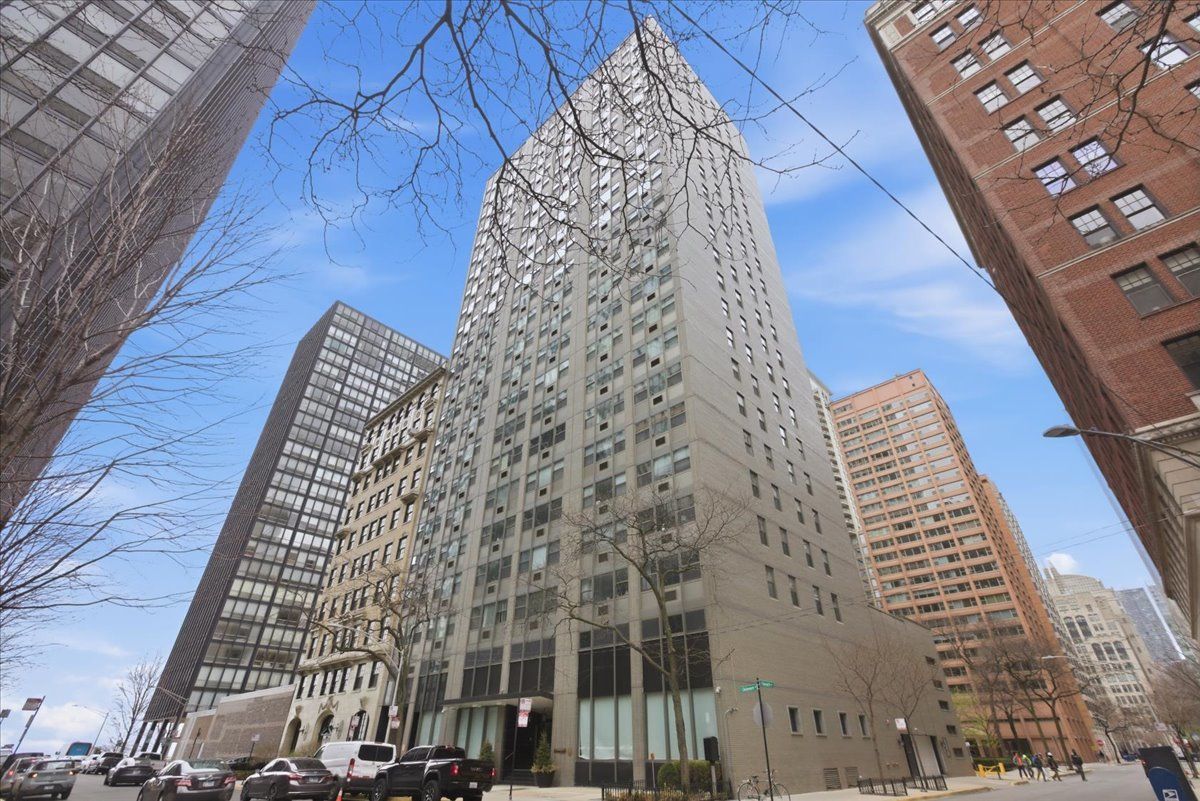 253 E Delaware Place #12H — Chicago, IL 60611