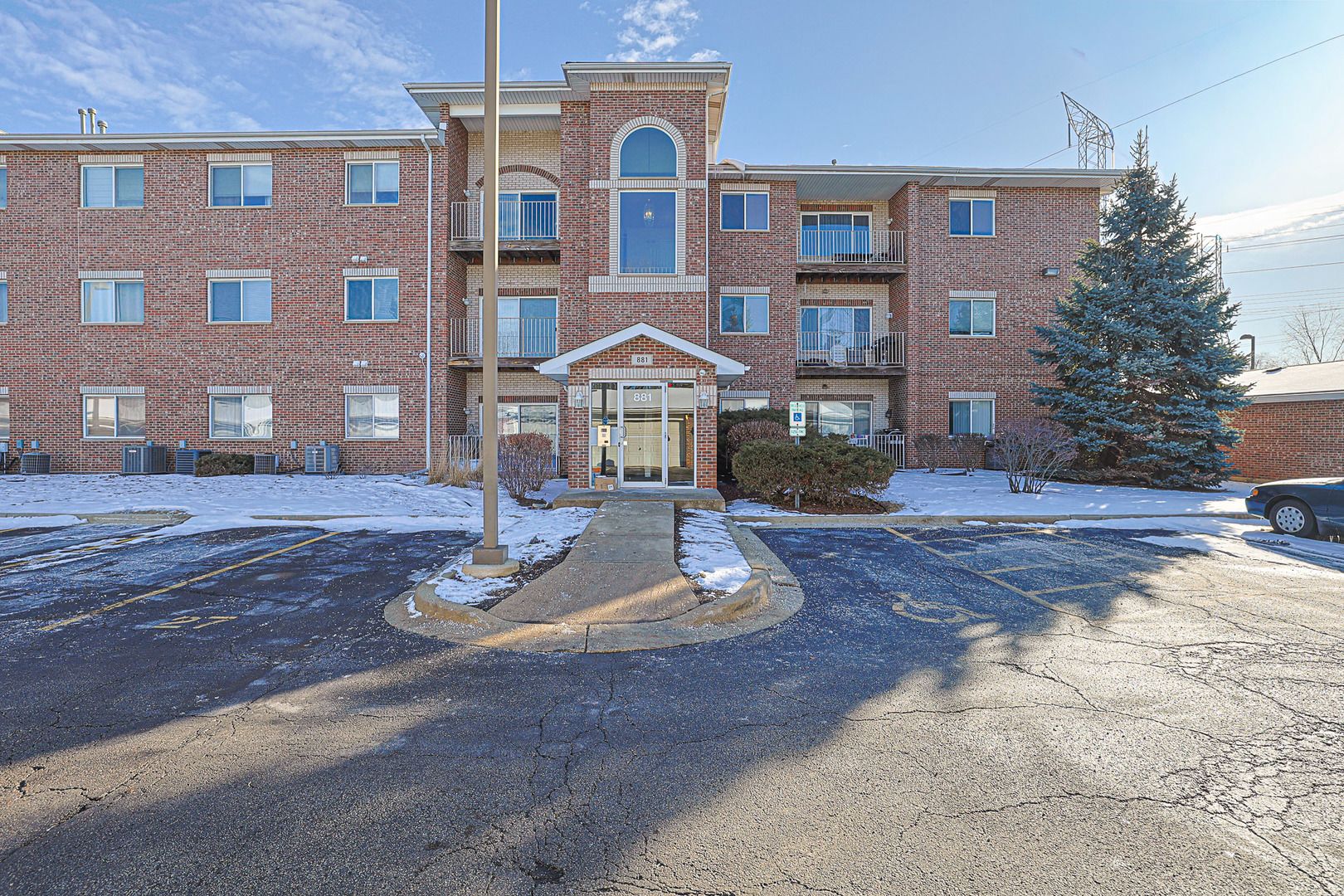 881 N Swift Road #206 — Addison, IL 60101