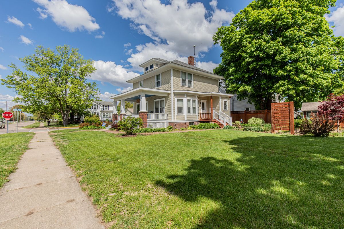 225 W Central Avenue, Princeton, IL 61356