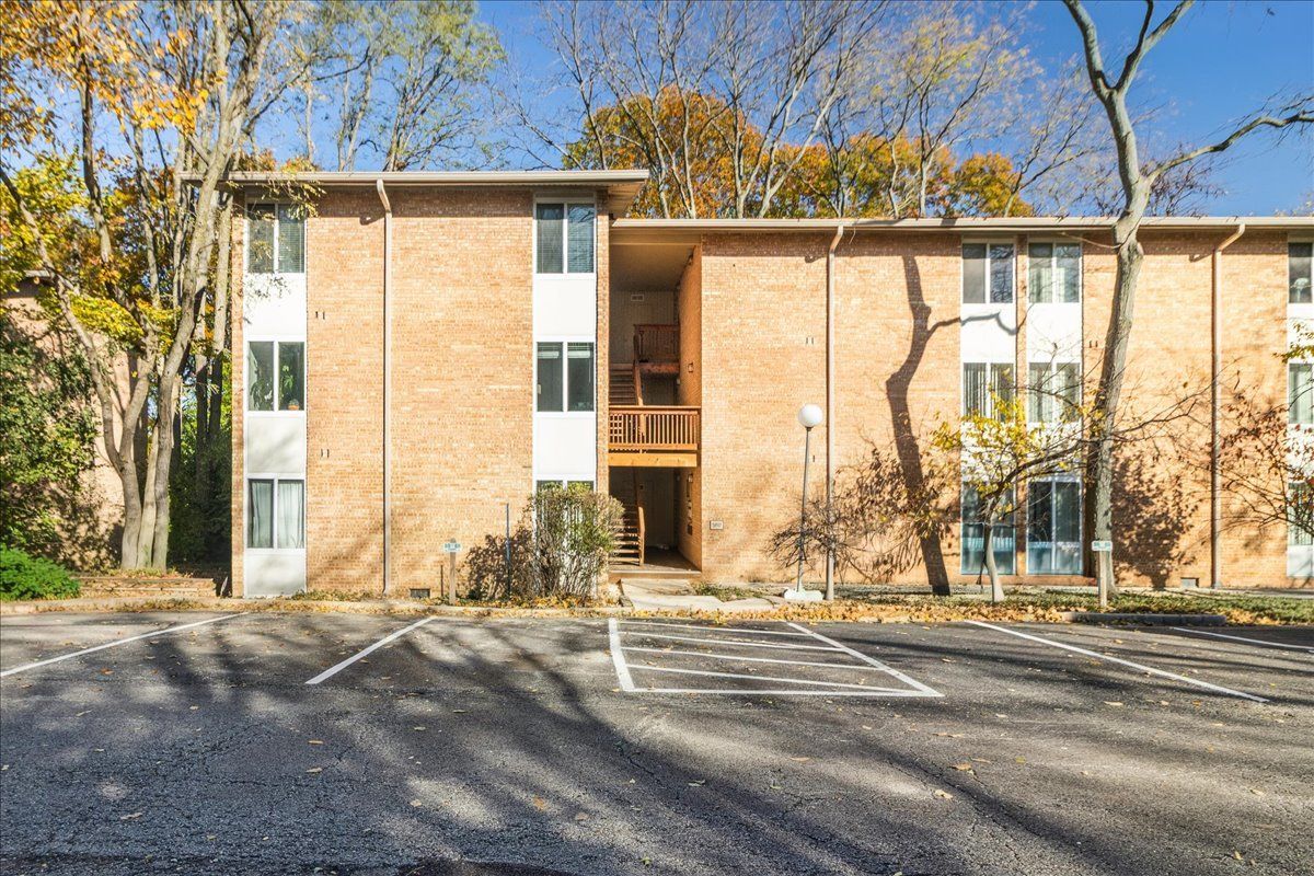 5817 Oakwood Drive, Lisle, IL 60532