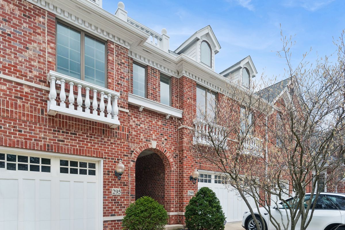 299 Arbor Glen Boulevard, Schaumburg, IL 60195