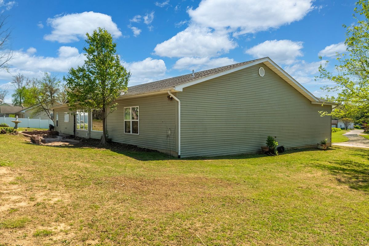10 Peachtree Place, Harrisburg, IL 62946