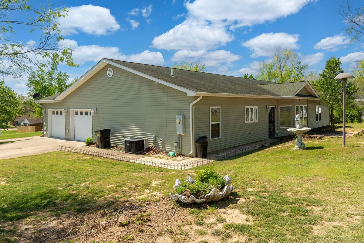 10 Peachtree Place, Harrisburg, IL 62946