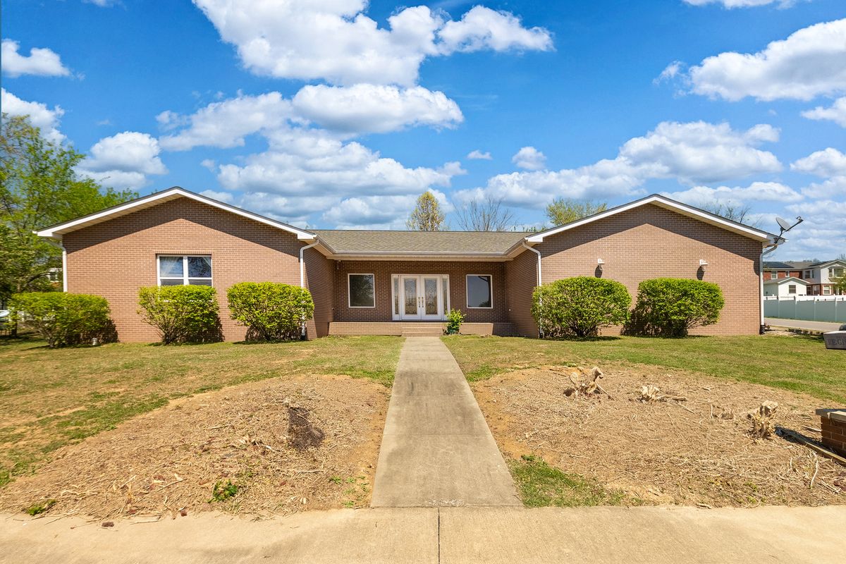 10 Peachtree Place, Harrisburg, IL 62946