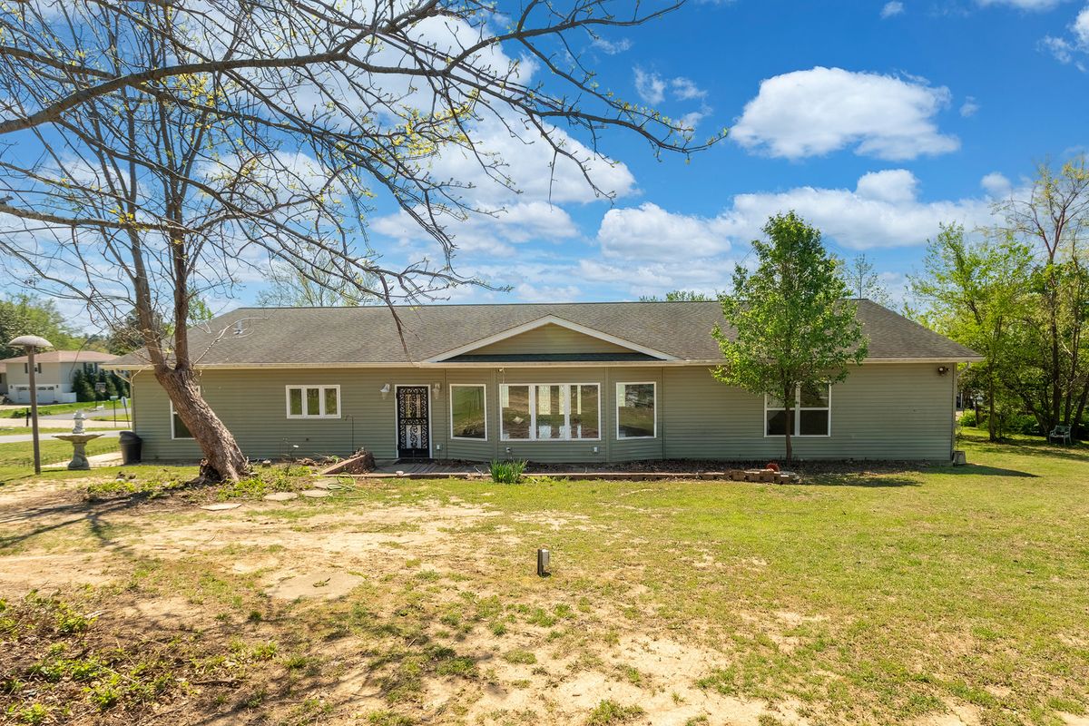 10 Peachtree Place, Harrisburg, IL 62946
