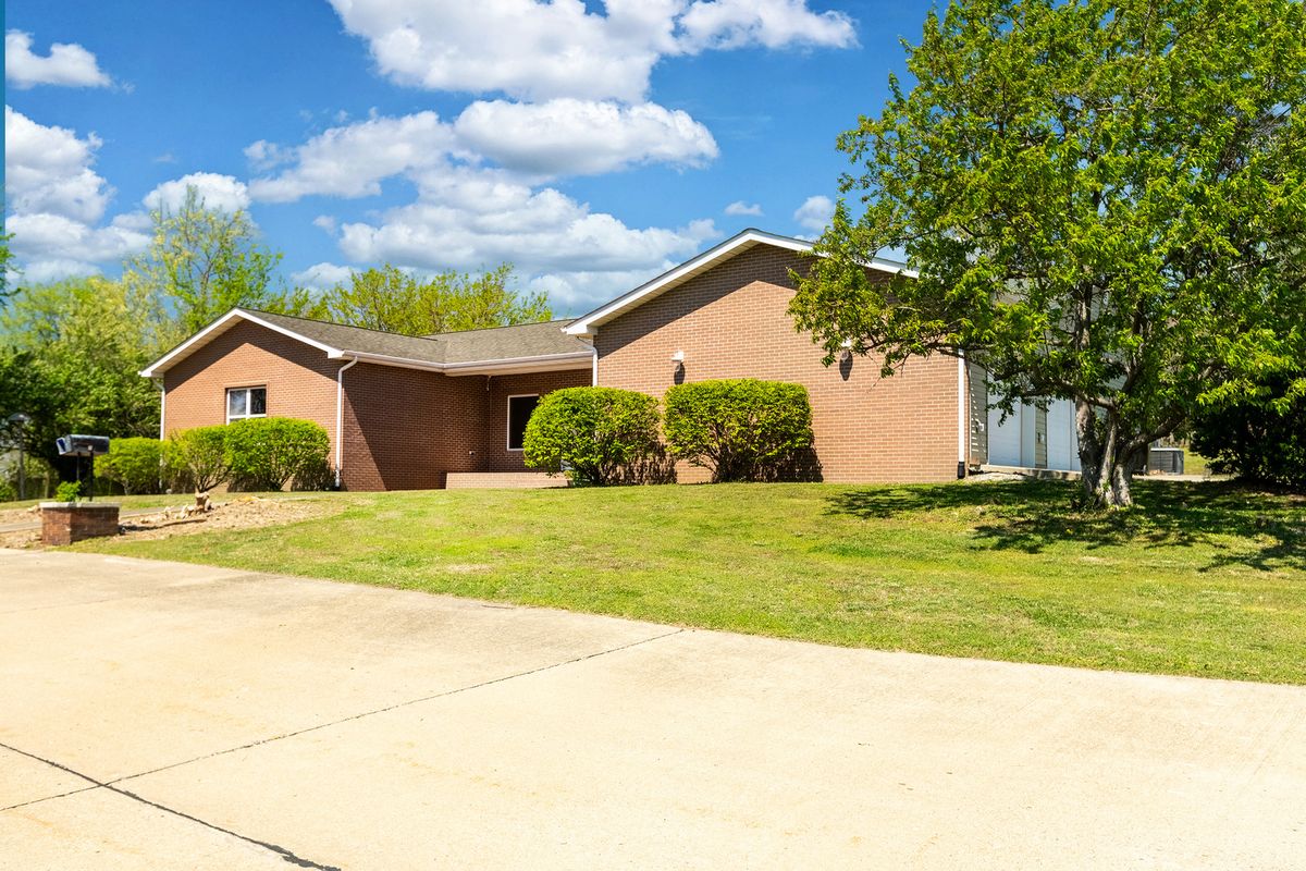 10 Peachtree Place, Harrisburg, IL 62946