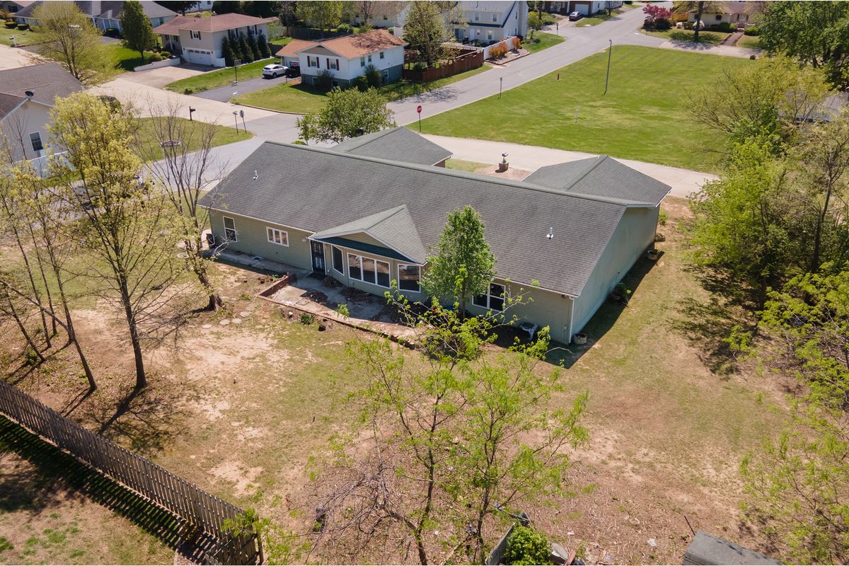10 Peachtree Place, Harrisburg, IL 62946