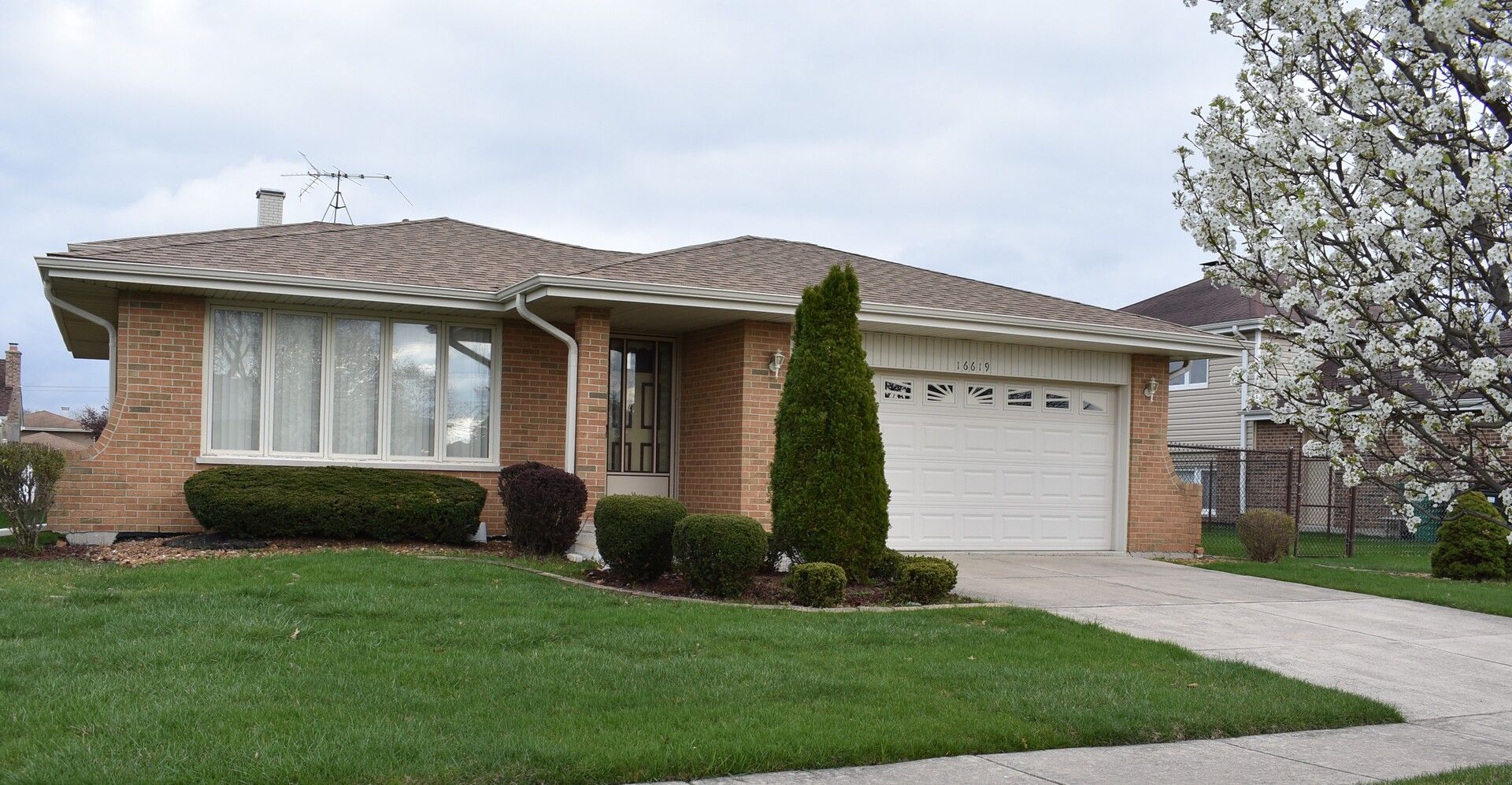 16619 Tudor Lane — Tinley Park, IL 60477